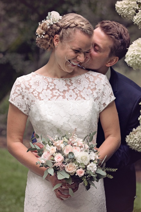 Gom kysser brud - Bedste bryllupsfotograf