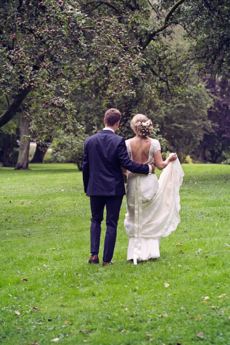 Brudepar går gennem park - Bryllupsfotografi