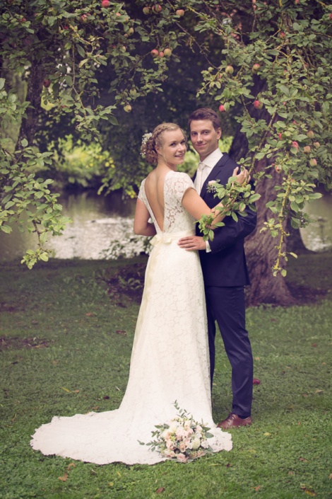 Brudepar ved æbletræ - Bedste Bryllupsfotografer