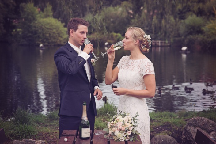 Brudepar drikker champagne - Bedste bryllupsfotografer