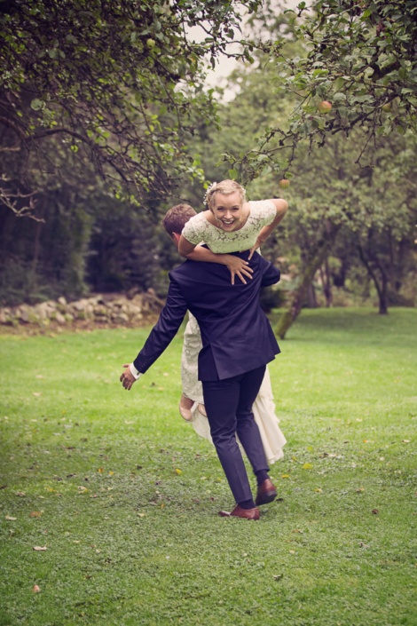 Gom bærer brud - Bedste bryllupsfotograf