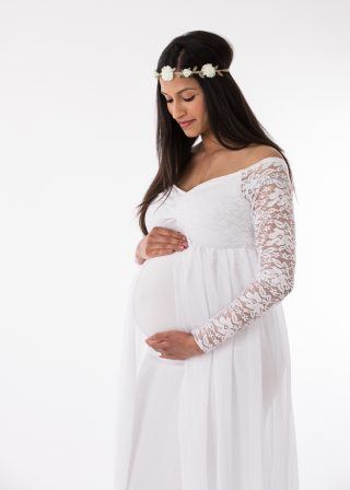 Gravid i studie i hvid kjole