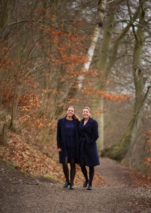Portræt af søstre i skov - Natur portræt fotograf